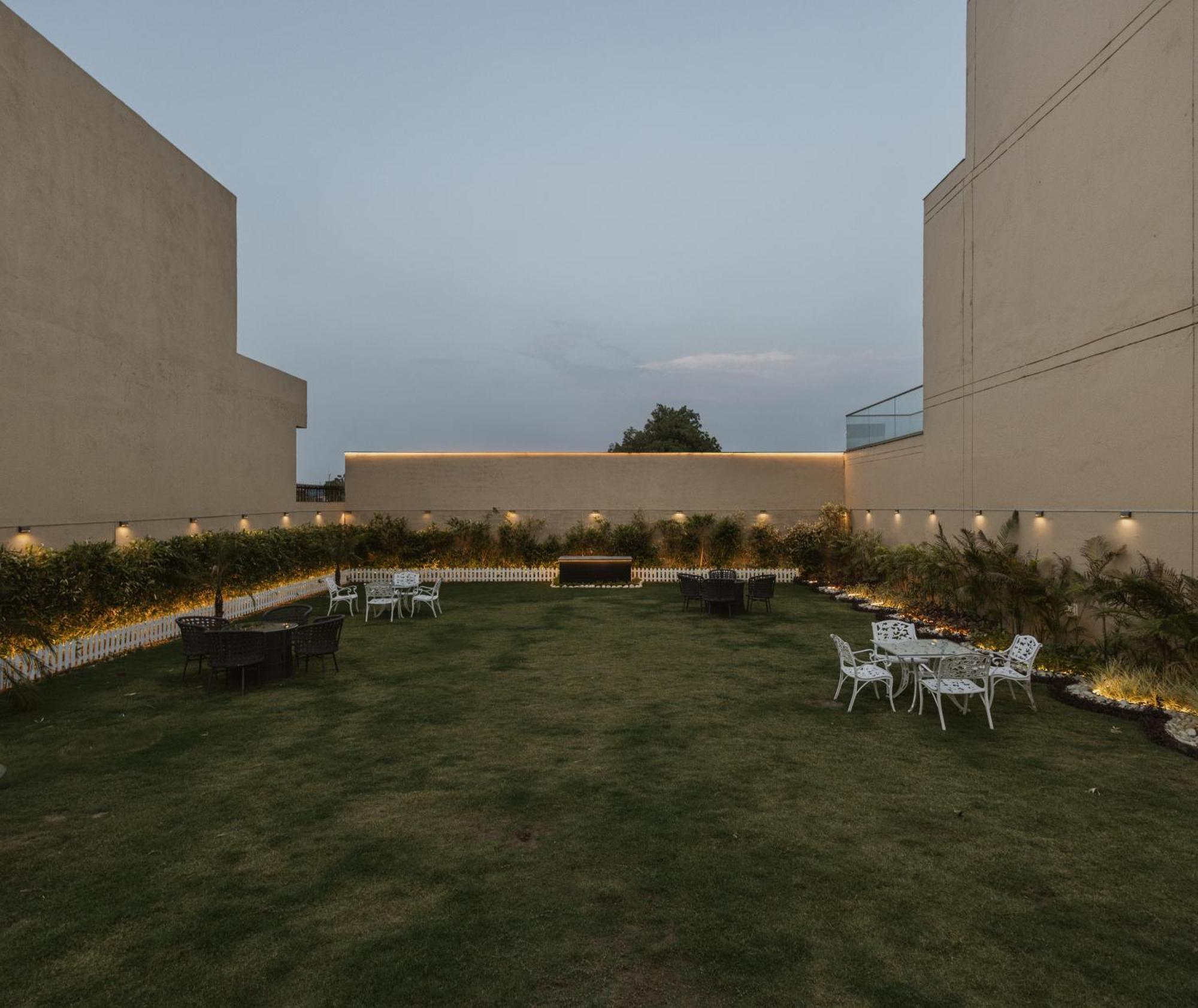 Luxury Lofts Hotell Amritsar Exteriör bild